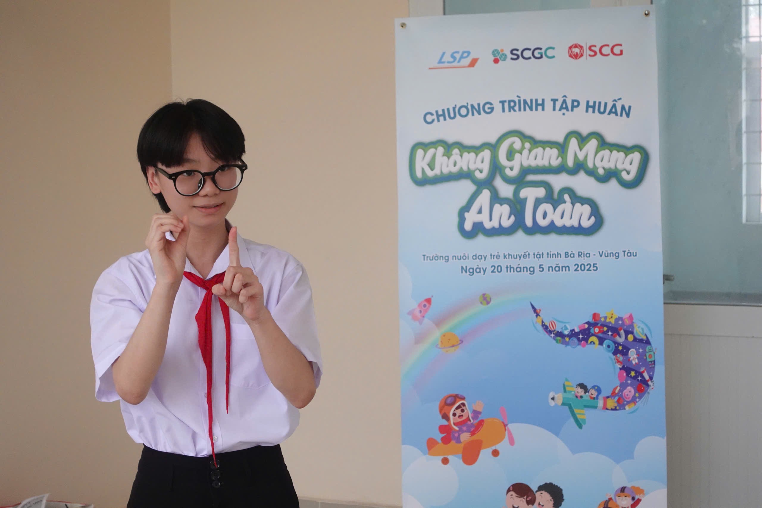 Em Vòng Trinh Hải, học sinh lớp 9 chia sẻ đã học được thêm nhiều kiến thức về sử dụng mạng xã hội an toàn, giao tiếp văn minh