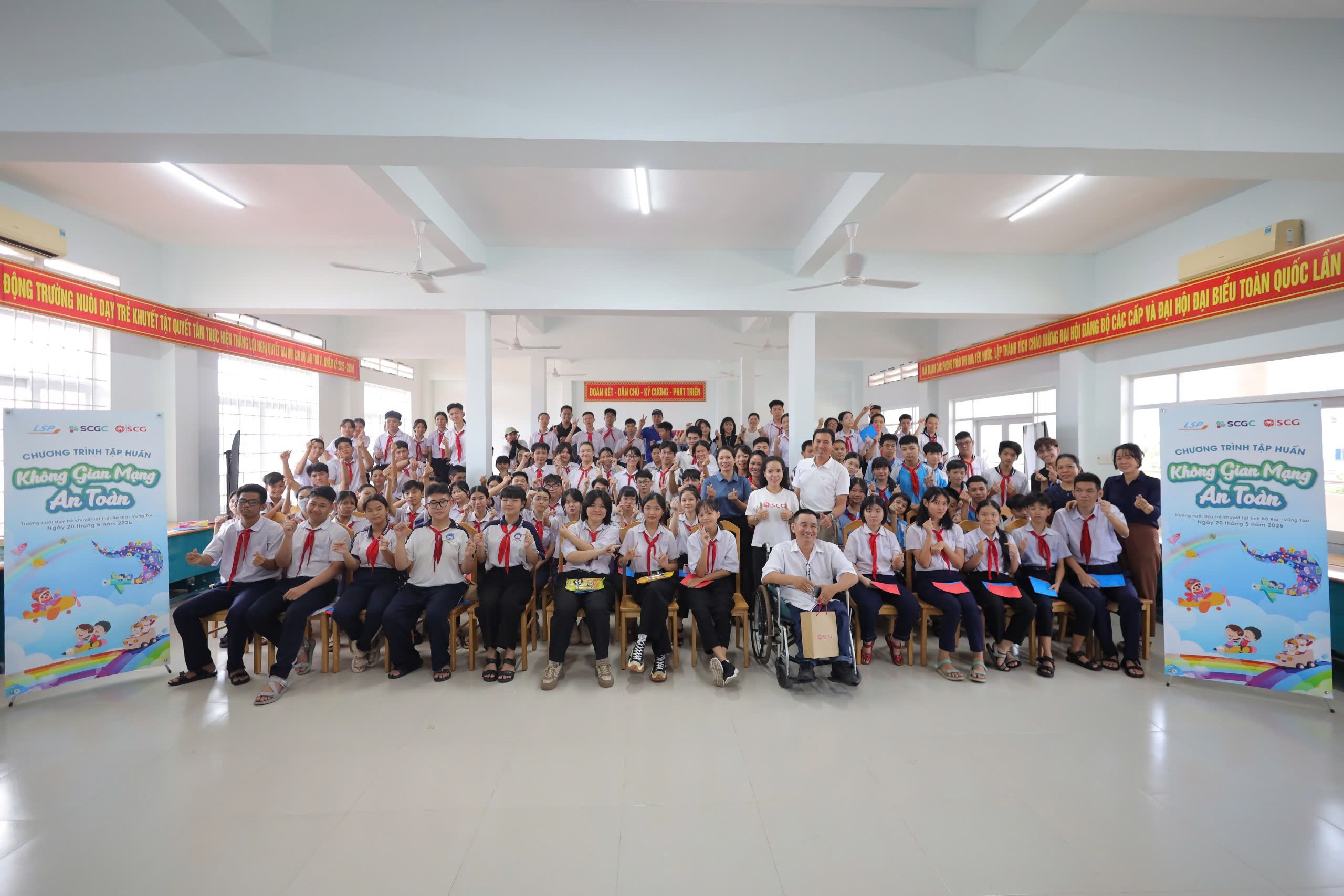 Đại diện SCG chụp hình lưu niệm cùng các em Trường Nuôi dạy trẻ khuyết tật tỉnh sau buổi hội thảo