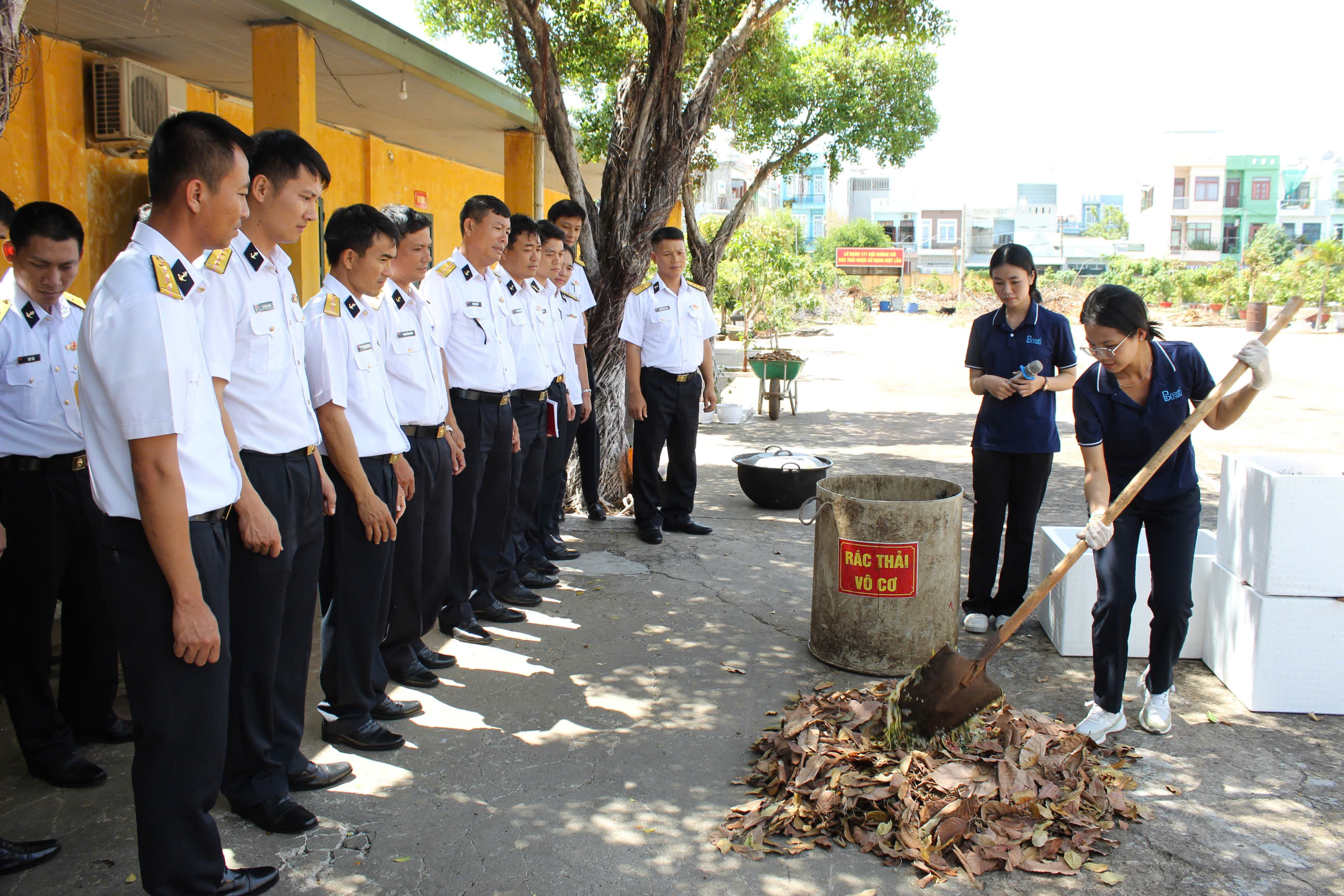 Đại diện Công ty TNHH thương mại kỹ thuật Biofix Fresh hướng dẫn thực hành cách ủ phân hữu cơ cho cán bộ, chiến sĩ Lữ đoàn .
