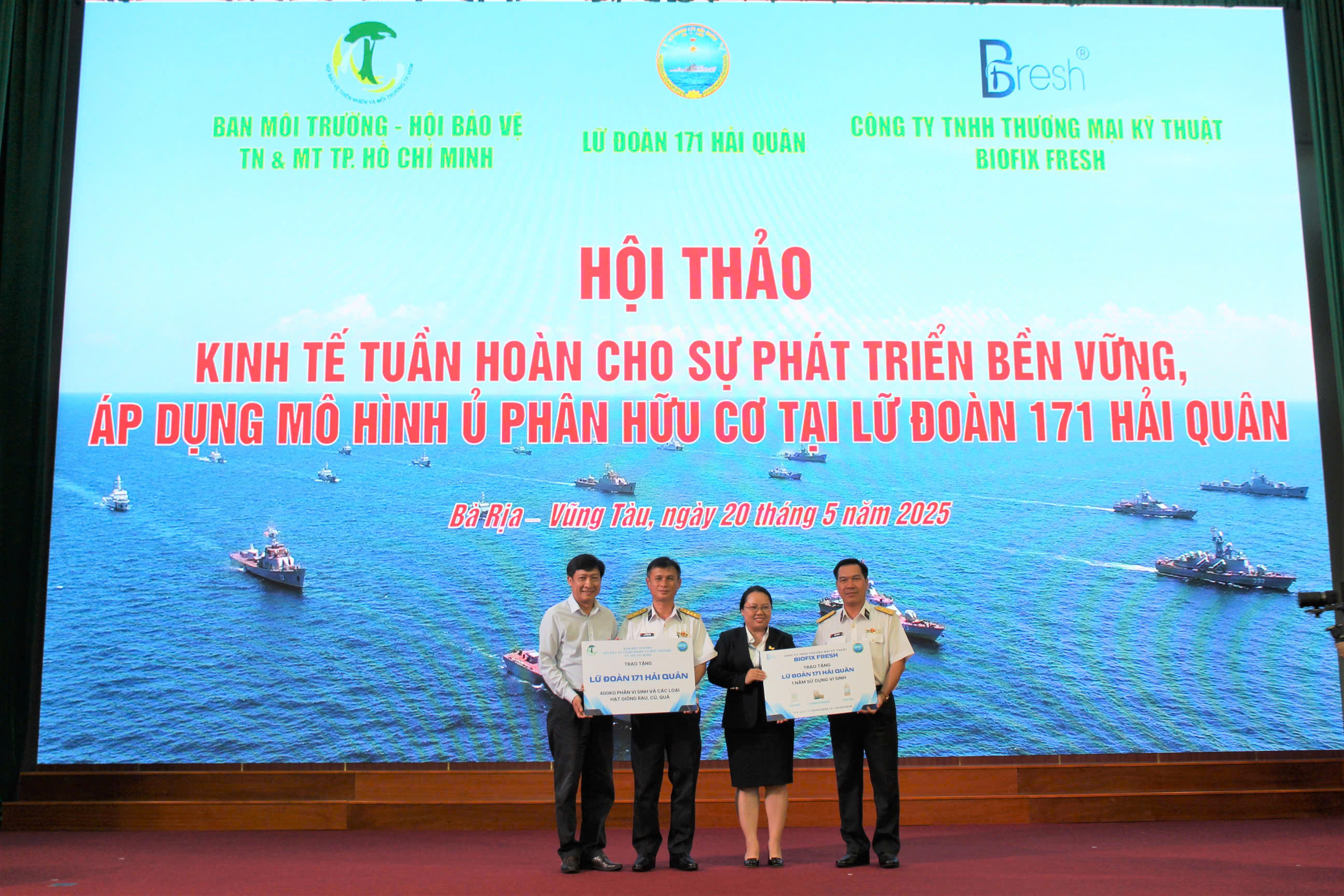 Hội bảo vệ thiên nhiên môi trường TP. Hồ Chí Minh và Công ty TNHH thương mại kỹ thuật Biofix Fresh trao tặng phân vi sinh và các loại hạt giống rau, củ, quả cho Lữ đoàn.