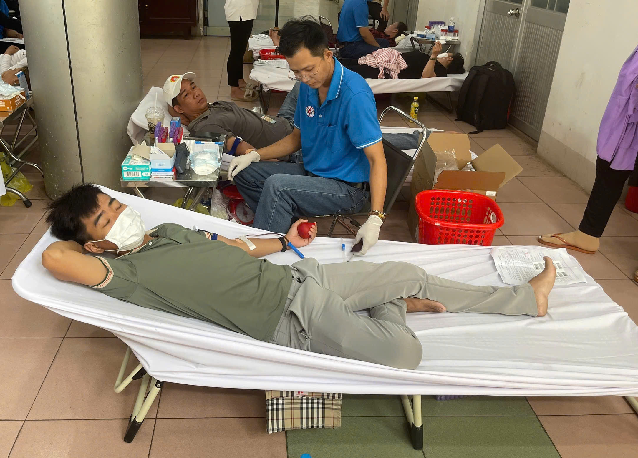 Cán bộ, công chức, người dân Long Đất tham gia  hiến máu tình nguyện.