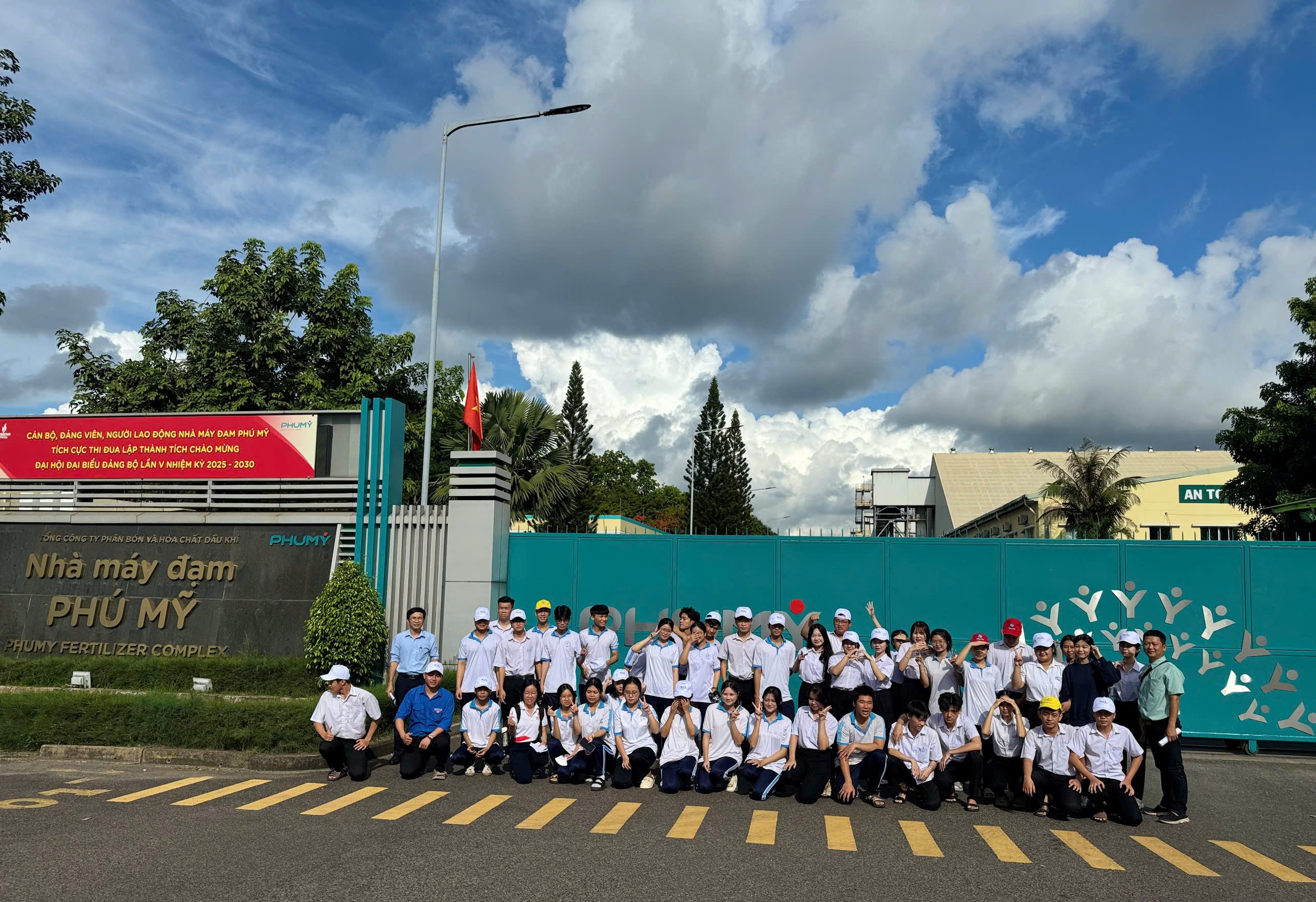 Các em học sinh tham quan Nhà máy đạm Phú Mỹ.