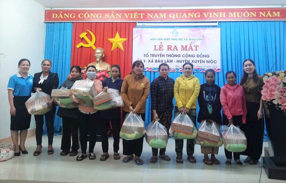 Hội LHPN xã Bàu Lâm (huyện Xuyên Mộc) tặng quà cho phụ nữ dân tộc thiểu số.