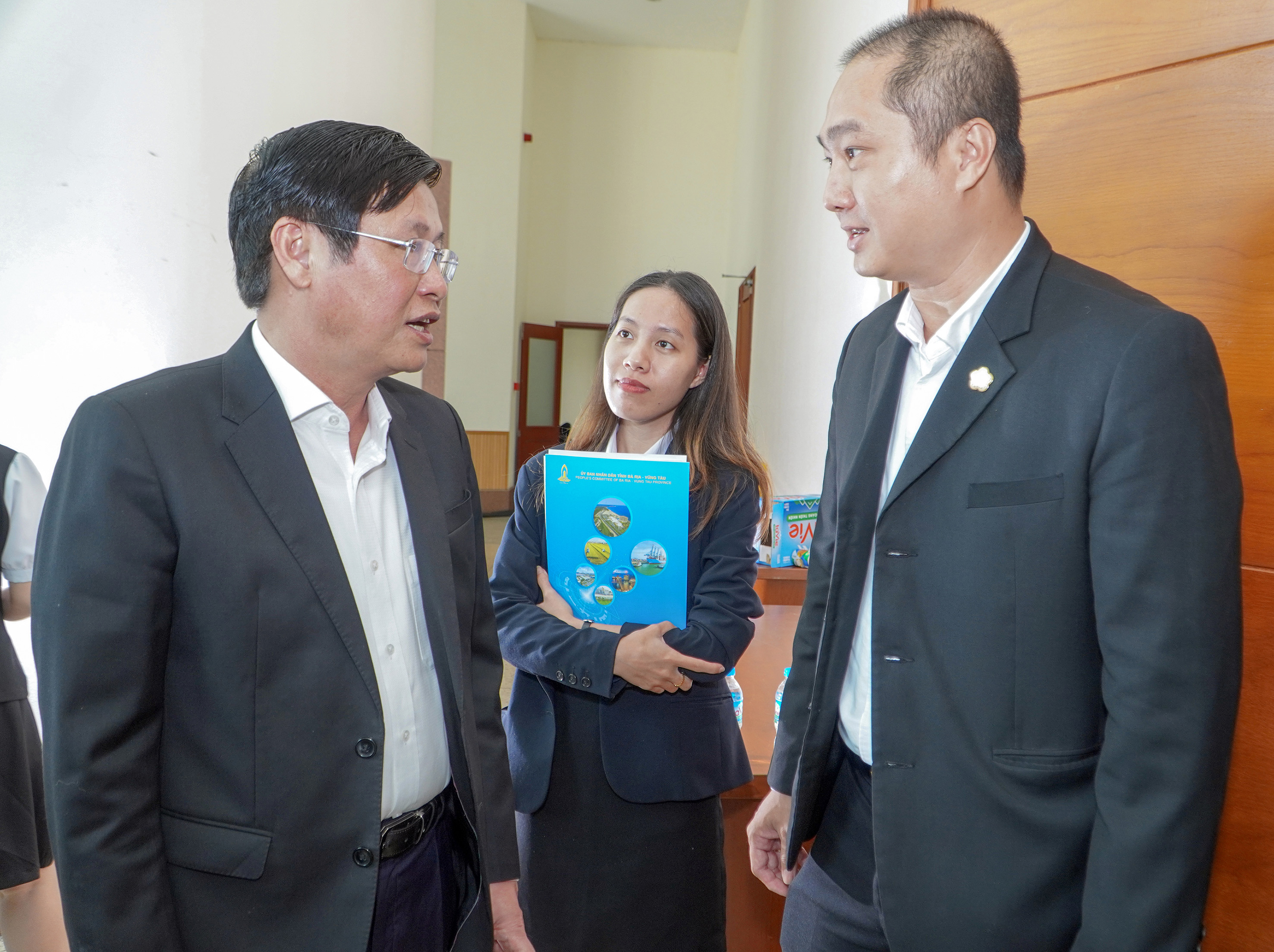 Phó Chủ tịch UBND tỉnh Lê Ngọc Khánh trao đổi với DN bên lề hội nghị đối thoại với doanh nghiệp, nhà đầu tư năm 2024 của tỉnh.