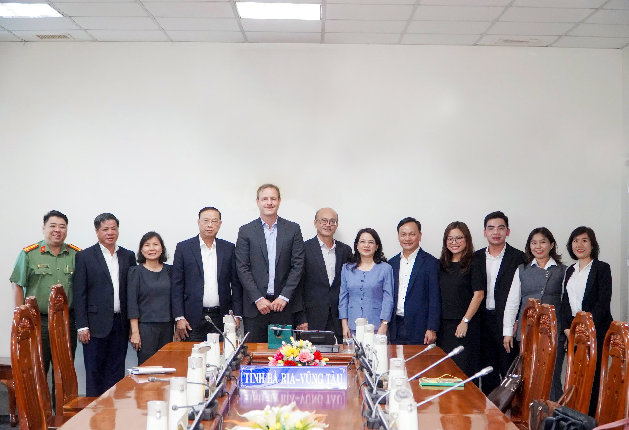 Lãnh đạo tỉnh thường xuyên có các buổi tiếp, làm việc để kịp thời nắm bắt, tháo gỡ khó khăn cho DN, nhà đầu tư. Trong ảnh: Chủ tịch UBND tỉnh Nguyễn Văn Thọ làm việc với đại diện Tập đoàn Heineiken để hỗ trợ DN mở rộng nhà máy tại Phú Mỹ, tháng 3/2025.