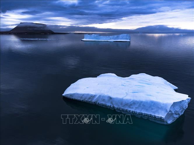 Băng trôi trên Vịnh Baffin ở gần Pituffik, Greenland.
