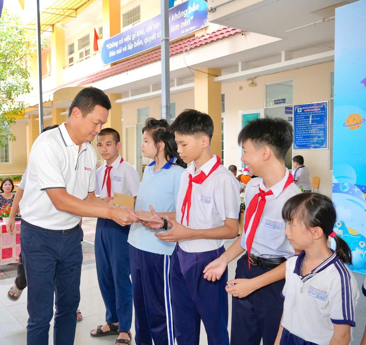 Ông Praween Wirotpan, Phó Giám đốc Quốc gia của Tập đoàn SCG tại Việt Nam trao tặng học bổng khuyến học cho các em học sinh. 