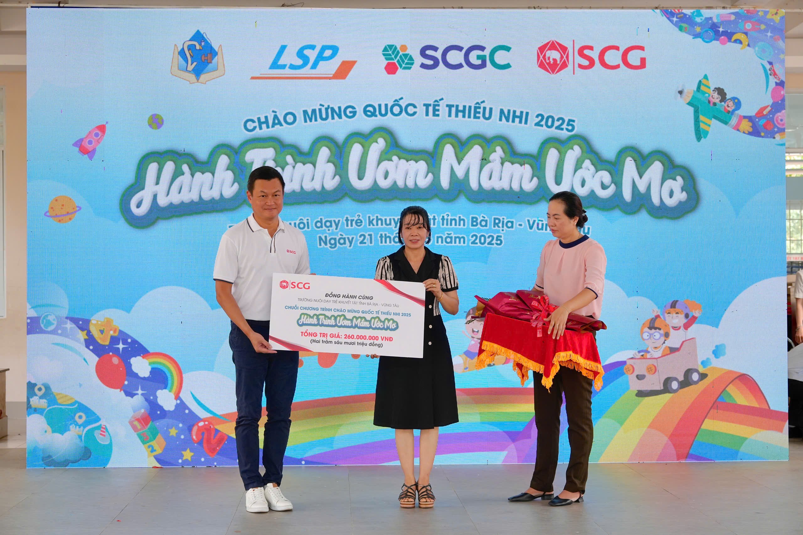 Đại diện Trường nuôi dạy trẻ khuyết tật tỉnh nhận bảng tượng trưng trị giá 260 triệu đồng của SCG trao tặng trong chuỗi chương trình “ Hành trình ươm mầm ước mơ” 2025