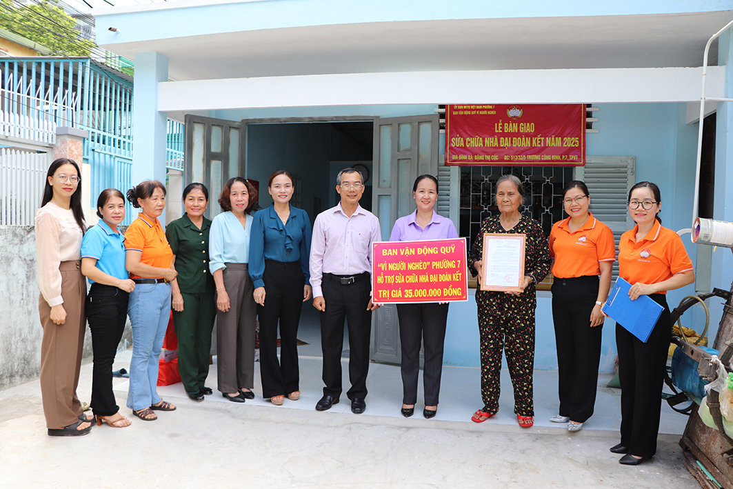 Đại diện UBMTTQ Việt Nam TP.Vũng Tàu, MTTQ phường 7 và khu phố tại lễ bàn giao nhà cho bà Đặng Thị Cúc.
