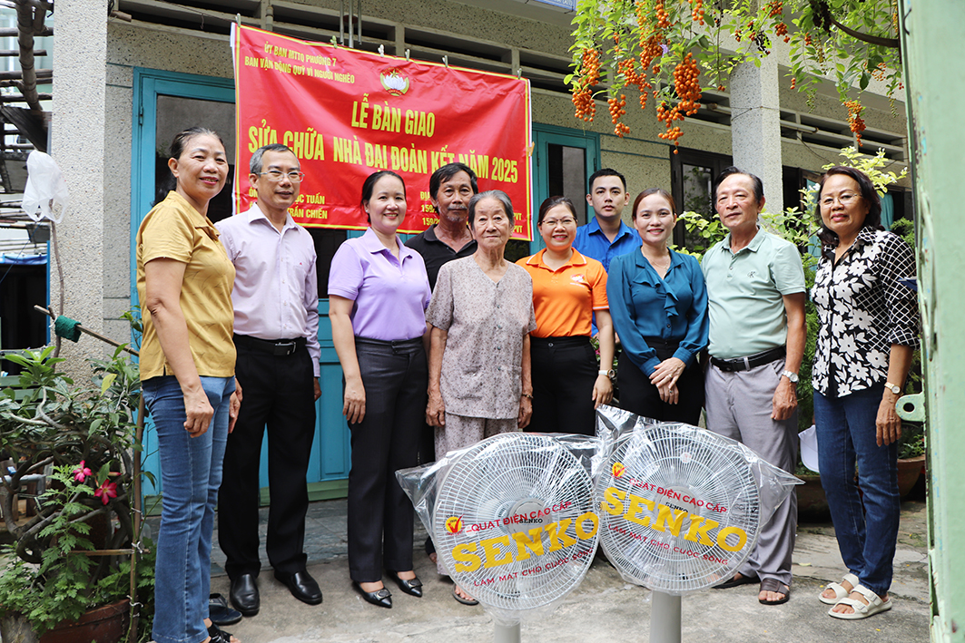 Các đại biểu chung vui tại lễ bàn giao sửa chữa nhà ông Trần Ngọc Tuấn, Phan Trần Chiến