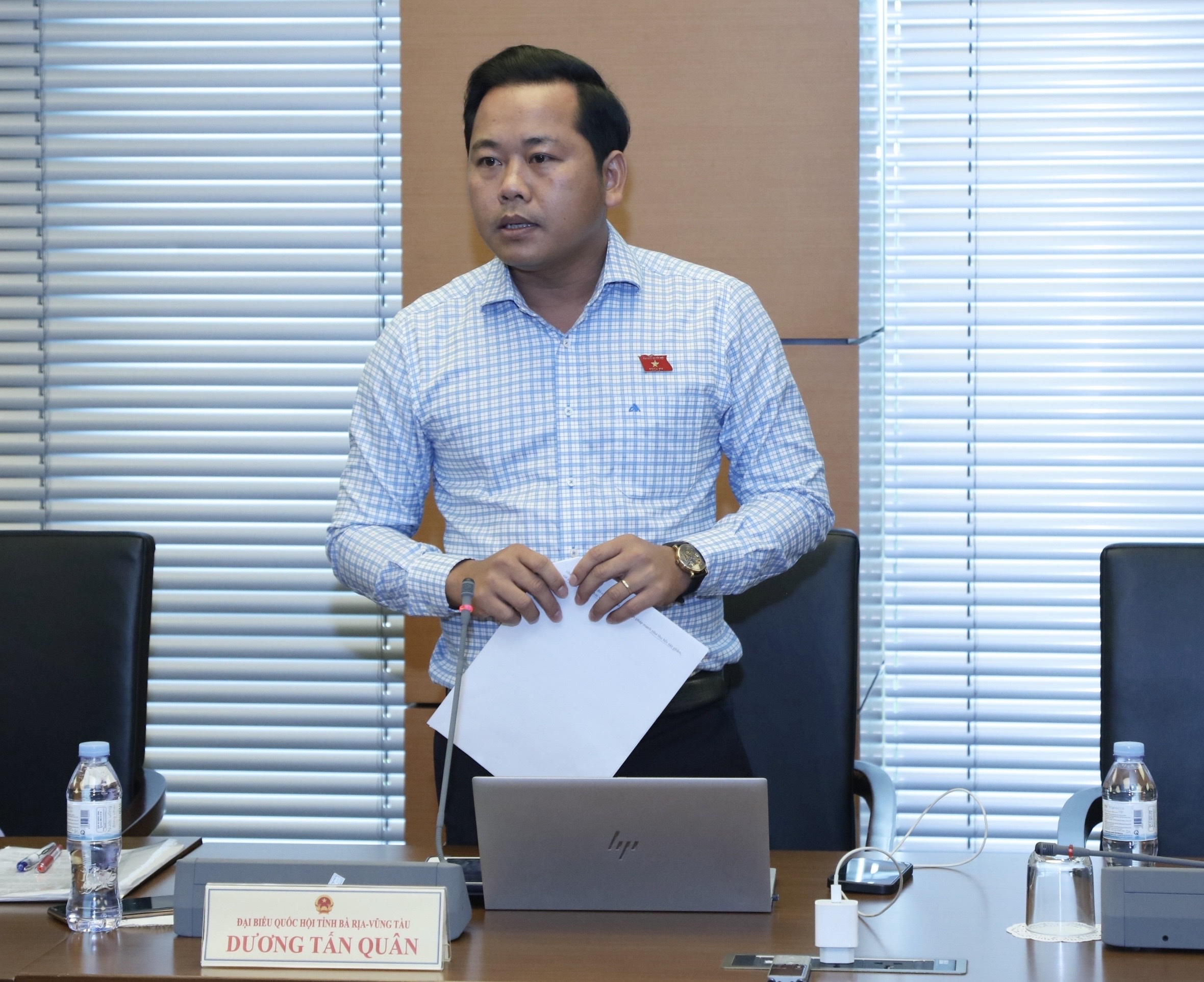 Đại biểu Dương Tấn Quân, Phó Giám đốc Trung tâm Y tế thành phố Phú Mỹ, phát biểu tại phiên thảo luận Tổ.