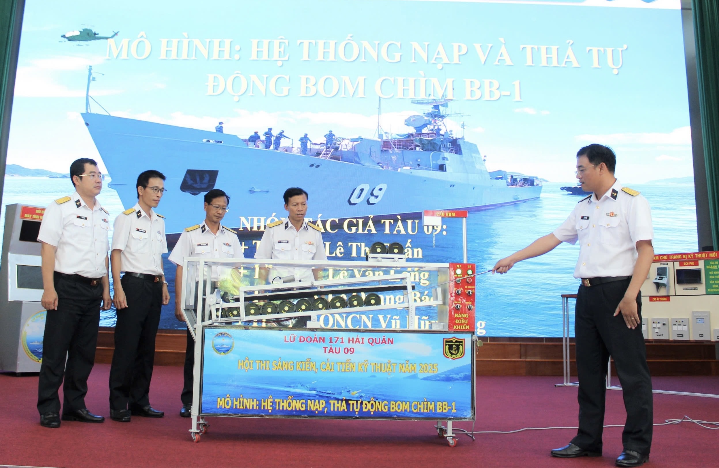 Cán bộ, chiến sĩ tàu 09 Lữ đoàn 171 Vùng 2 Hải quân thuyết minh về mô hình hệ thống nạp và thả tự động bom chìm BB-1.