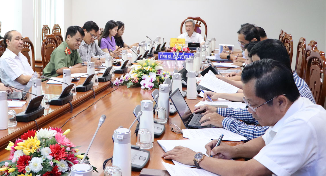 Ông Đặng Minh Thông, Phó Chủ tịch UBND tỉnh chủ trì cuộc họp.