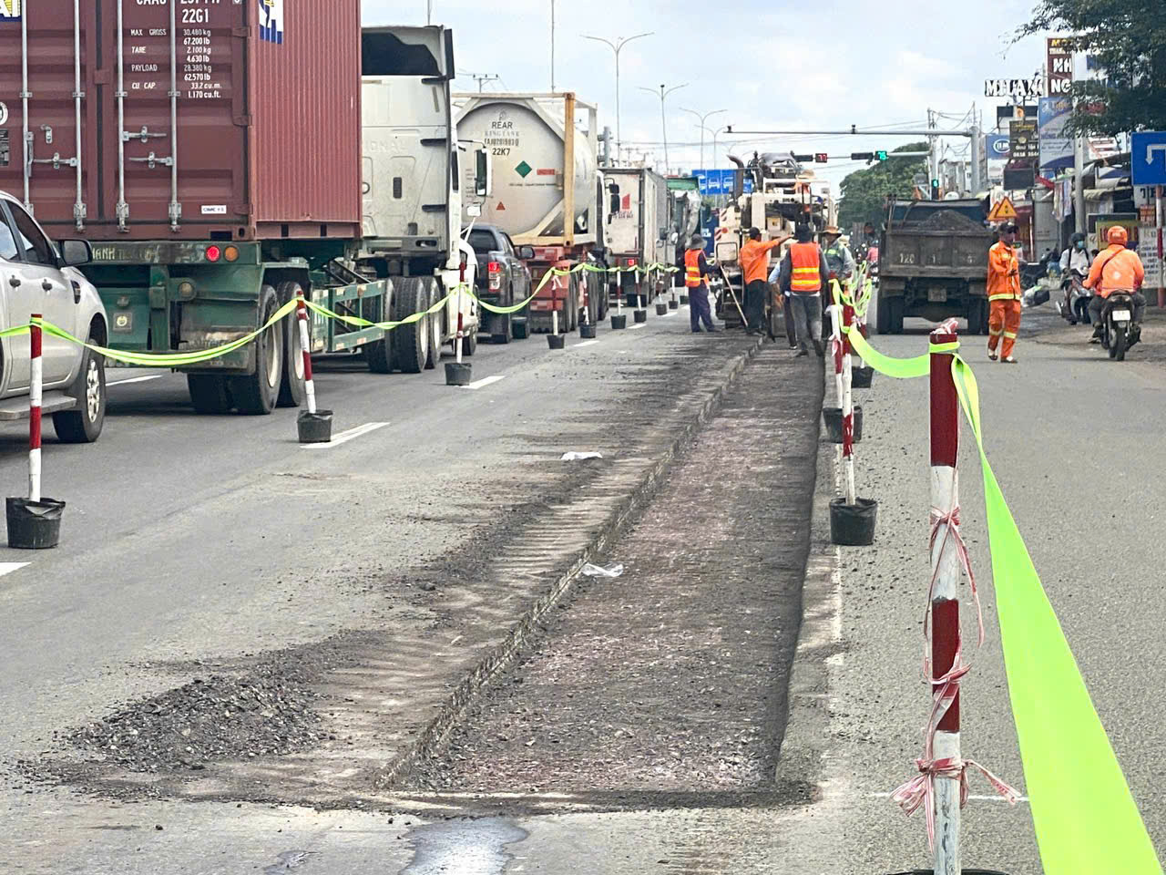 Đơn vị thi công cào bóc, tạo phẳng tạm thời mặt đường QL51  vào ngày 21/5.