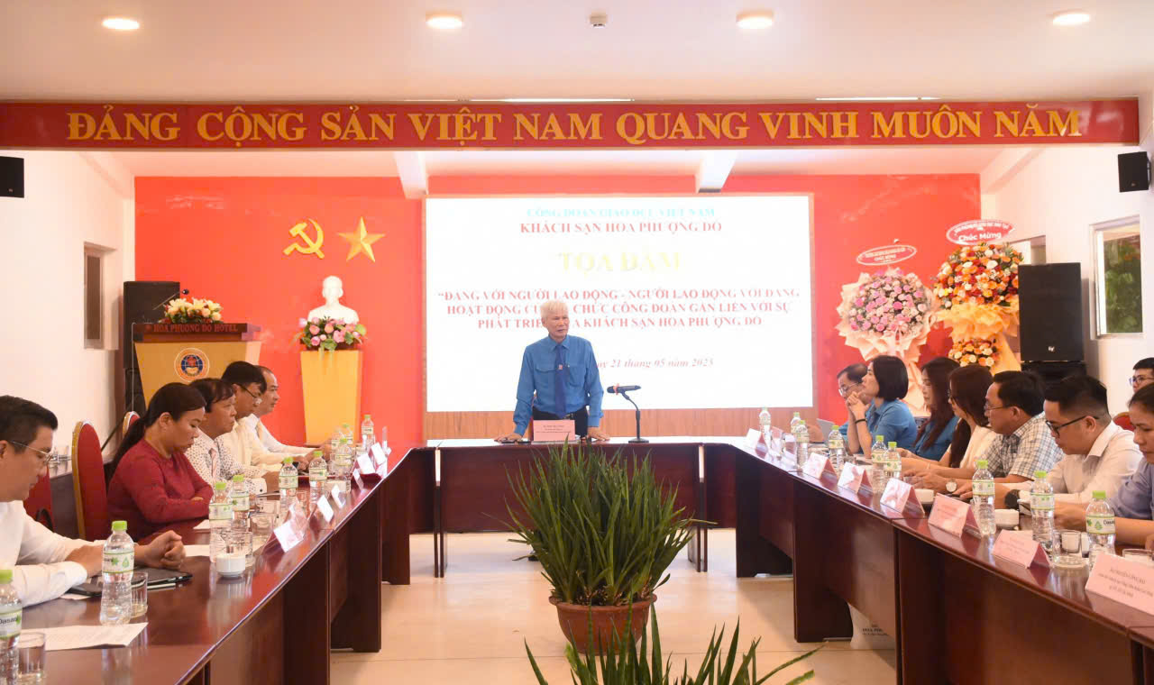 Ông Tống Duy Tình, Phó Giám đốc Công ty TNHH Du lịch Dịch vụ Công đoàn Giáo dục, Bí thư Chi bộ Công ty TNHH Du lịch Dịch vụ Công đoàn Giáo dục, Giám đốc Khách sạn Hoa Phượng Đỏ phát biểu tại hội thảo. 