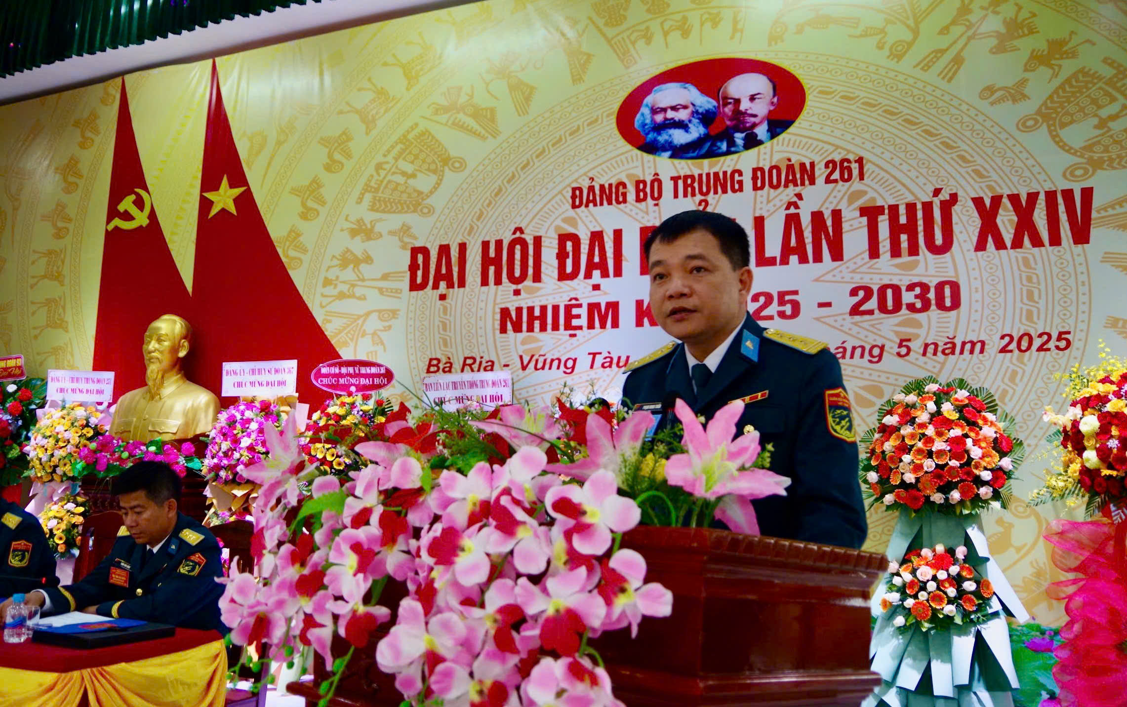 Thượng tá Phạm Minh Tuấn, Phó Chính uỷ Sư đoàn 367 dự và phát biểu tại Đại hội.