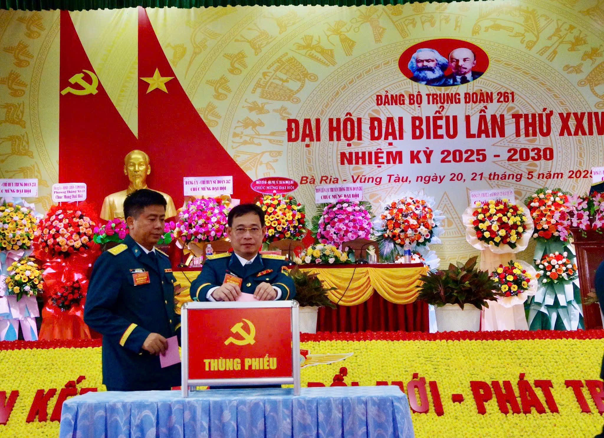 Các đại biểu bỏ phiểu bầu các chức danh tại đại hội.