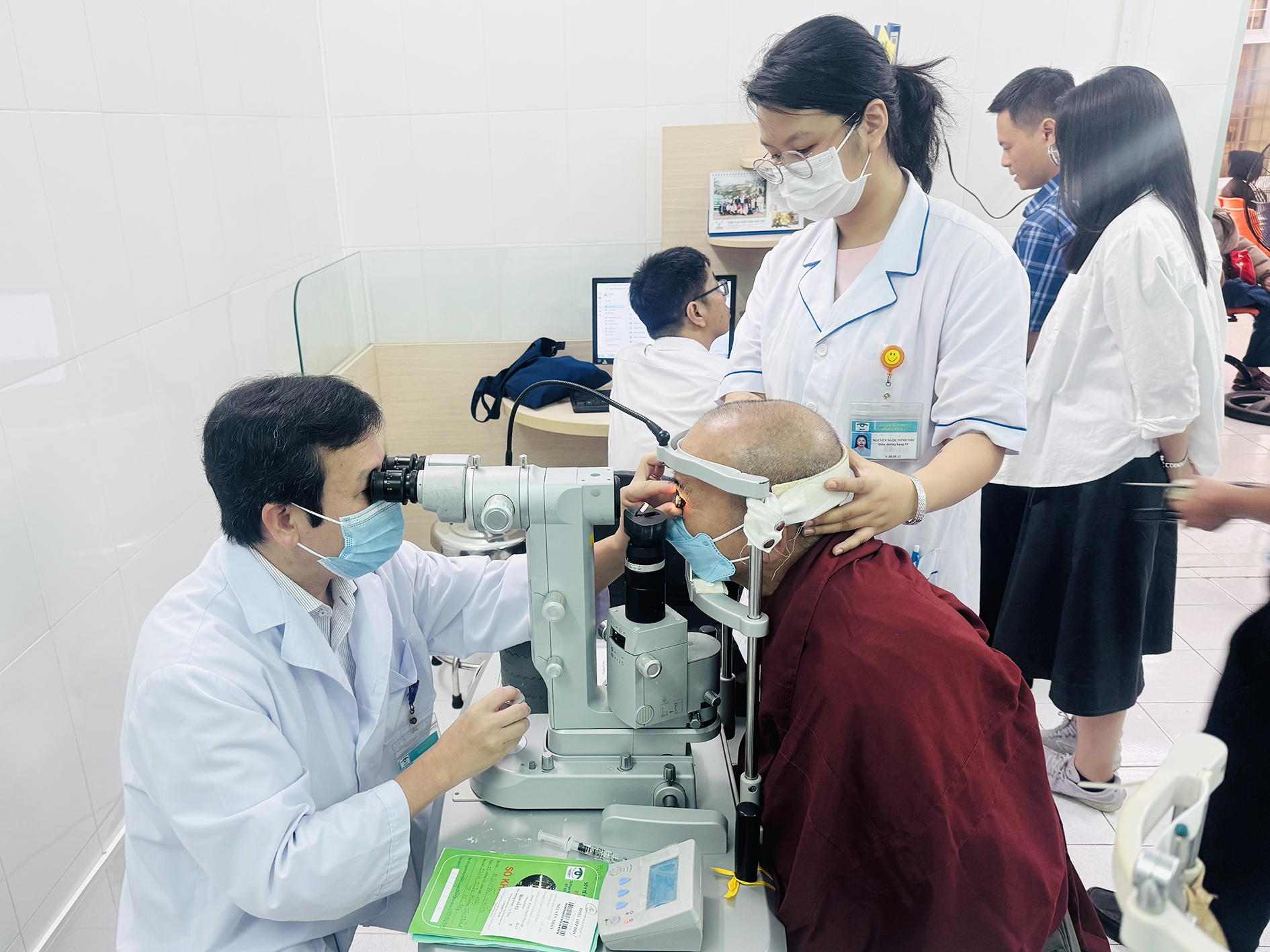 Các cơ sở khám, chữa bệnh cần tránh các hành vi trực lợi quỹ BHYT. Trong ảnh: Bác sĩ Bệnh viện Mắt tỉnh khám bệnh cho người dân (ảnh minh họa).