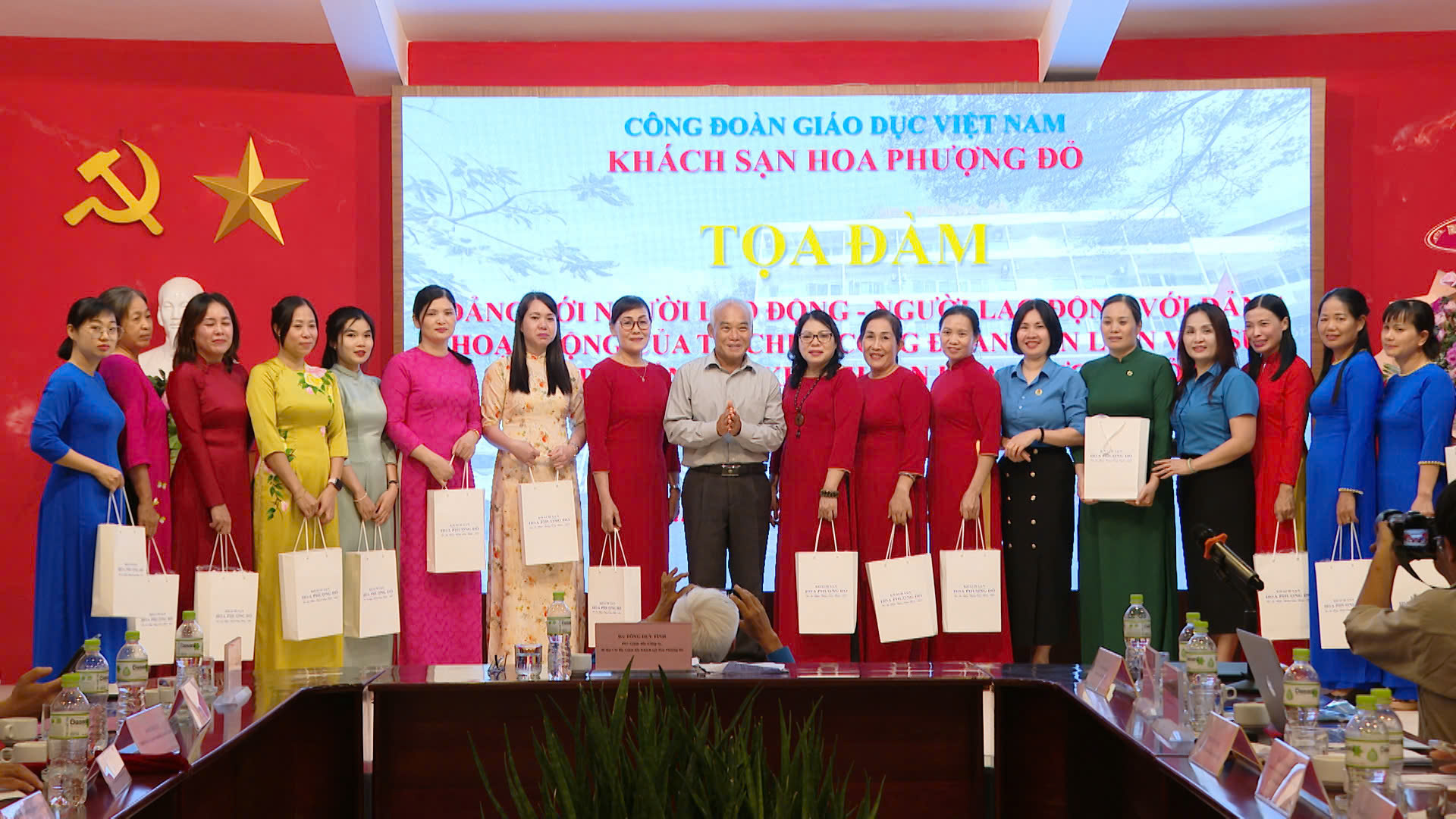 Nhiều phần quà ý nghĩa được trao tặng nhằm tri ân những cống hiến của đội ngũ NLĐ.