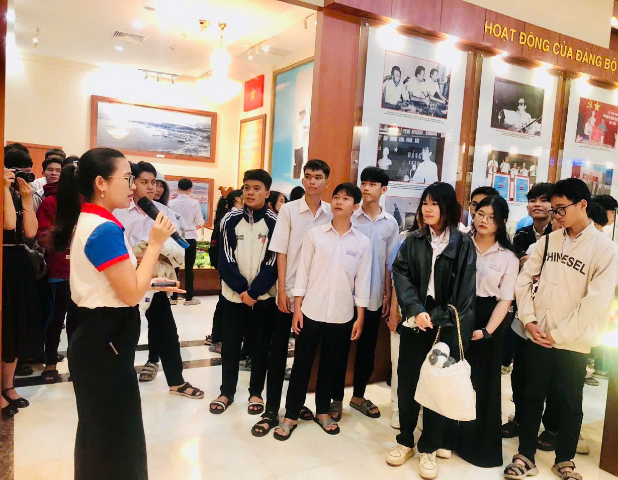 Các em học sinh tham quan Liên doanh Vietsovpetro.