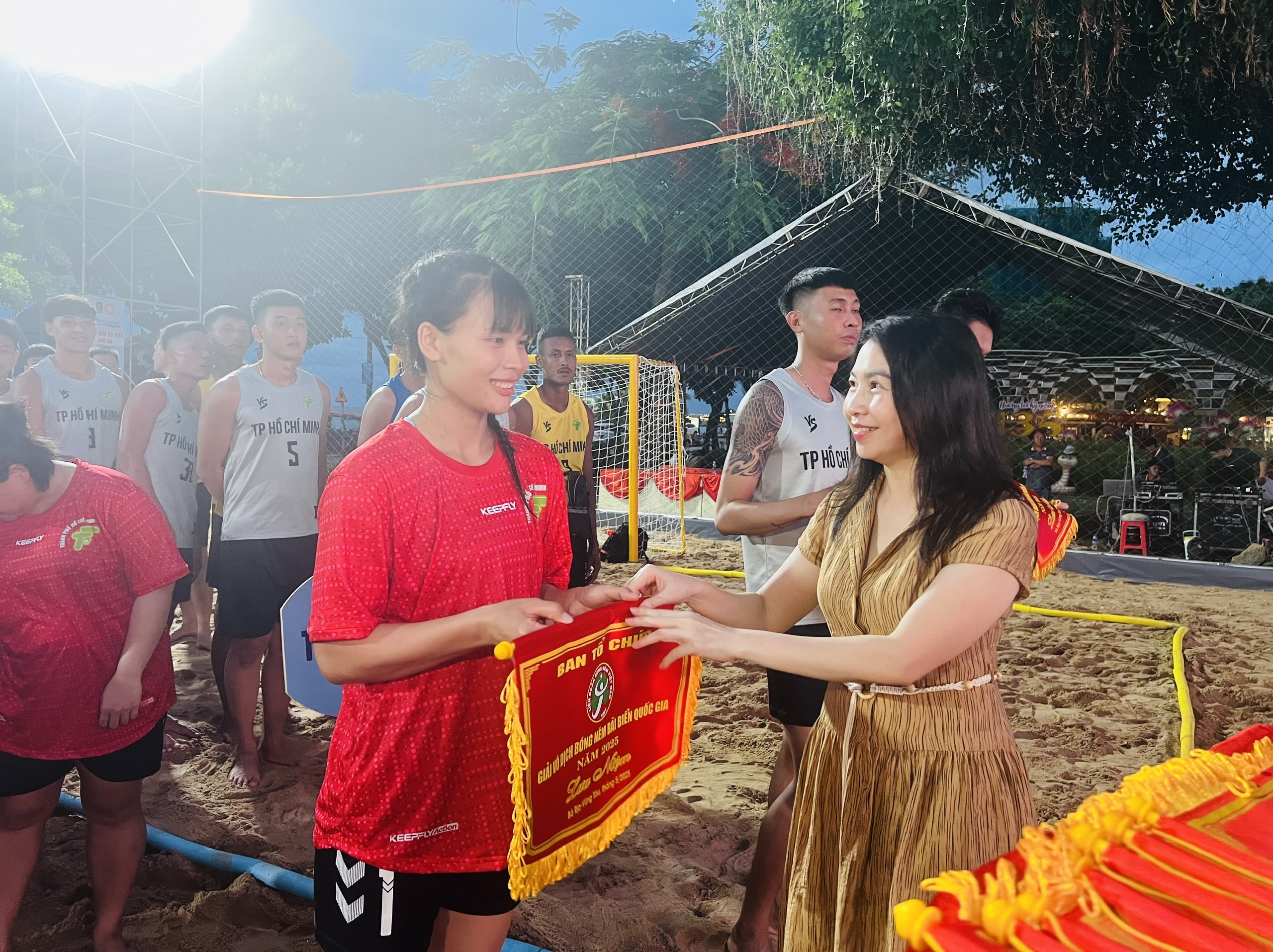 Ban tổ chức tặng cờ cho các đơn vị dự giải.