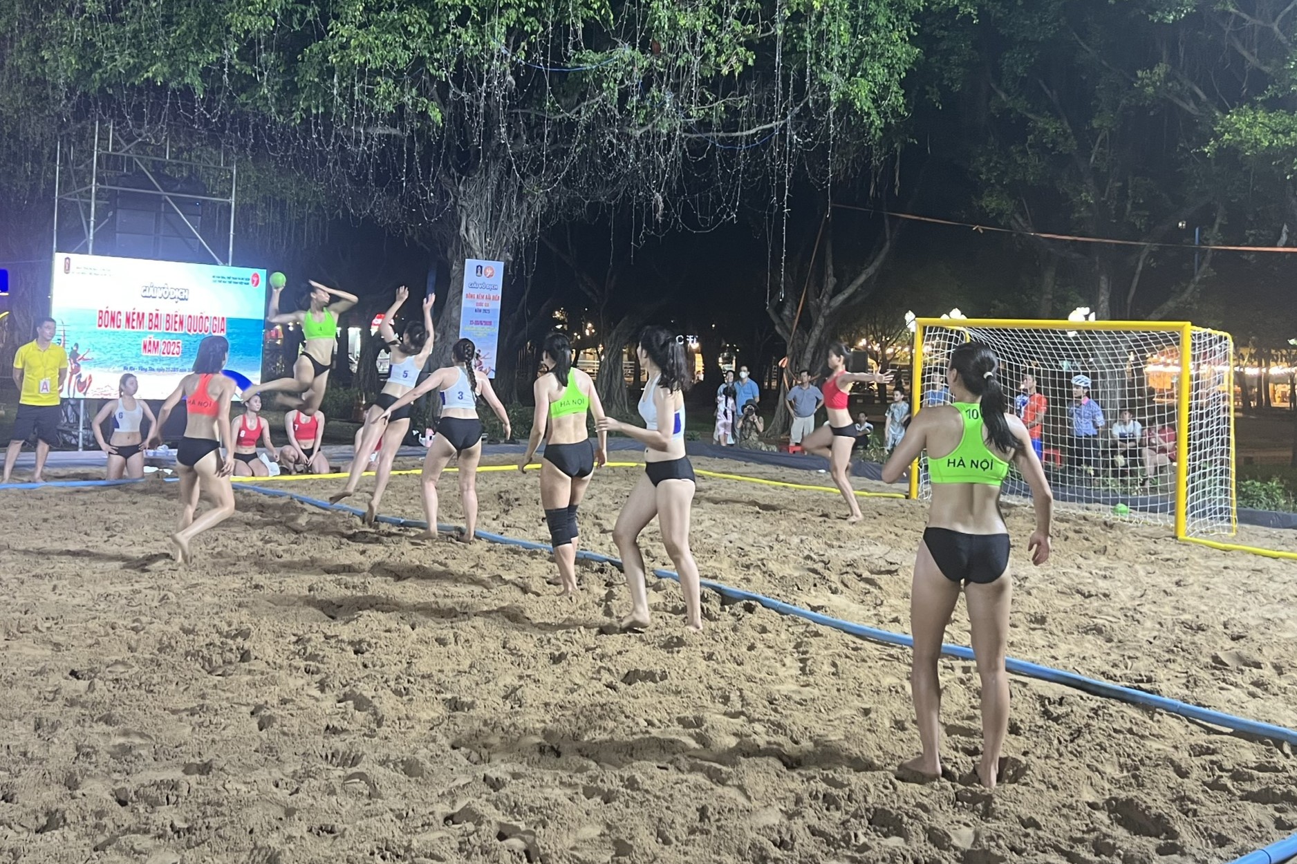 Sau khai mạc, trận đấu ở nội dung nữ giữa Bình Định và Hà Nội diễn ra kịch tính.