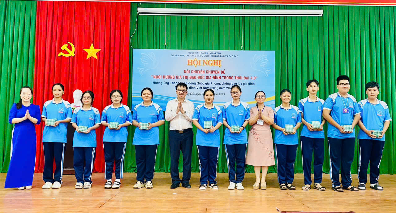 Ban tổ chức tặng quà ly sứ in thông điệp về hạnh phúc gia đình đến các em học sinh Trường THPT Dương Bạch Mai (huyện Long Đất).