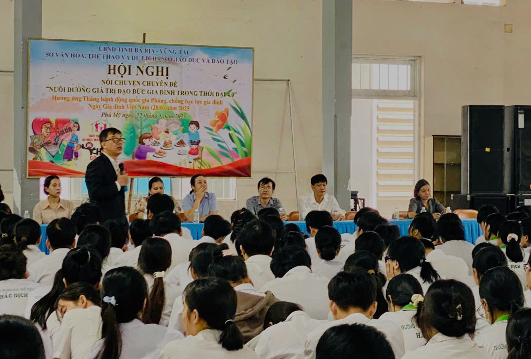 Chuyên gia tâm lý, TS.Nguyễn Thanh Tùng giao lưu cùng các em học sinh Trường THPT Hắc Dịch, TP.Phú Mỹ.