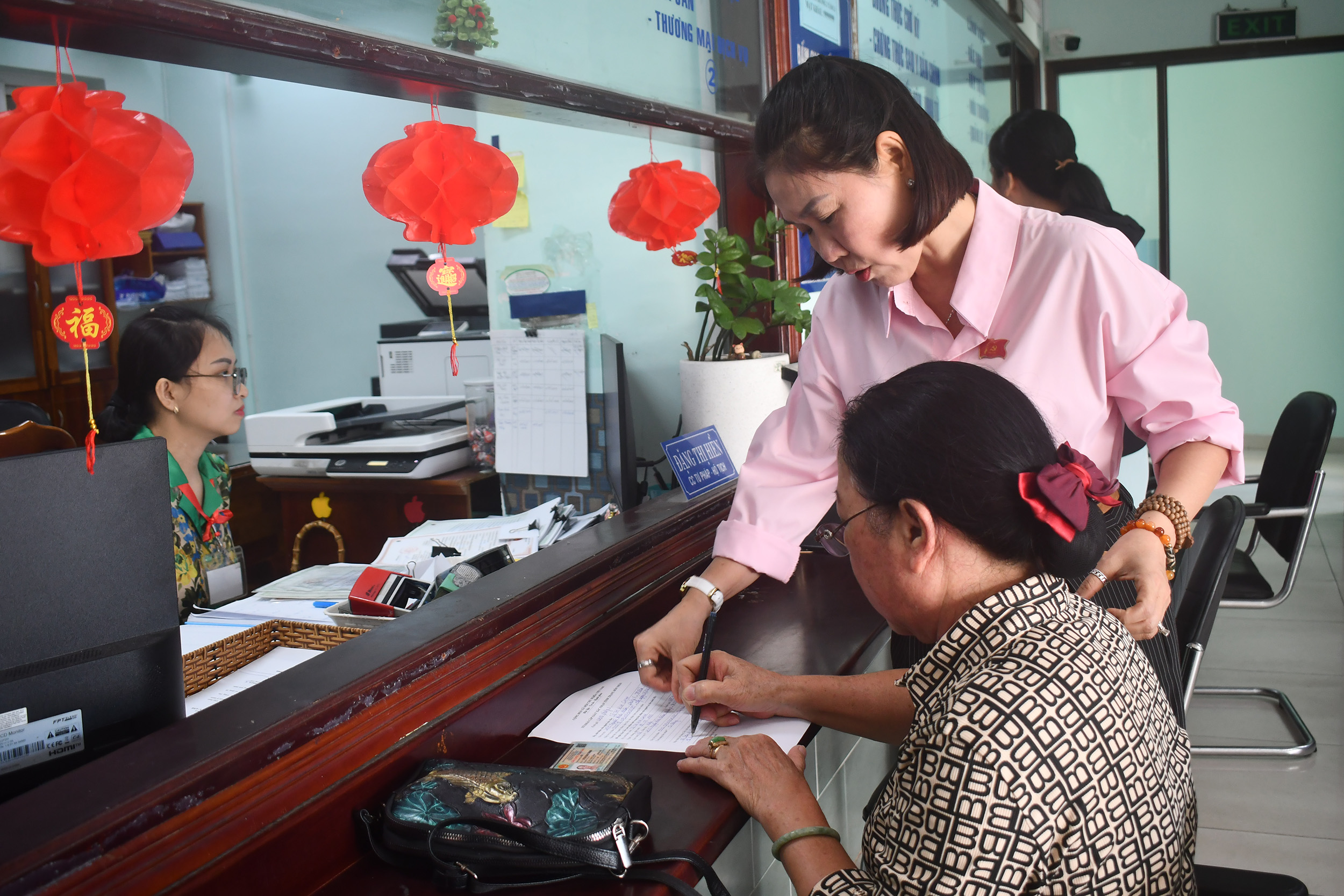 Cán bộ UBND phường 3, TP.Vũng Tàu hướng dẫn người dân thực hiện thủ tục hành chính.
