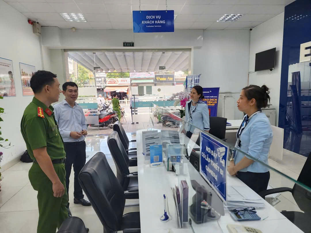 Công an trao đổi với nhân viên Phòng giao dịch Ngân hàng TMCP Xuất nhập khẩu Việt Nam (Eximbank)  tại đường 30/4, phường 11 (TP.Vũng Tàu) sau vụ cướp.