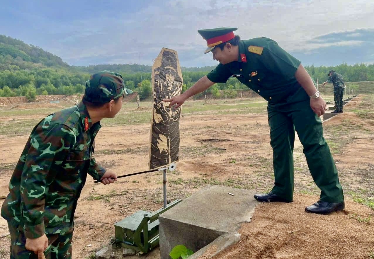 Trung tá Ngô Khánh, Chính ủy Bộ CHQS tỉnh kiểm tra nội dung bắn tiểu liên AK.