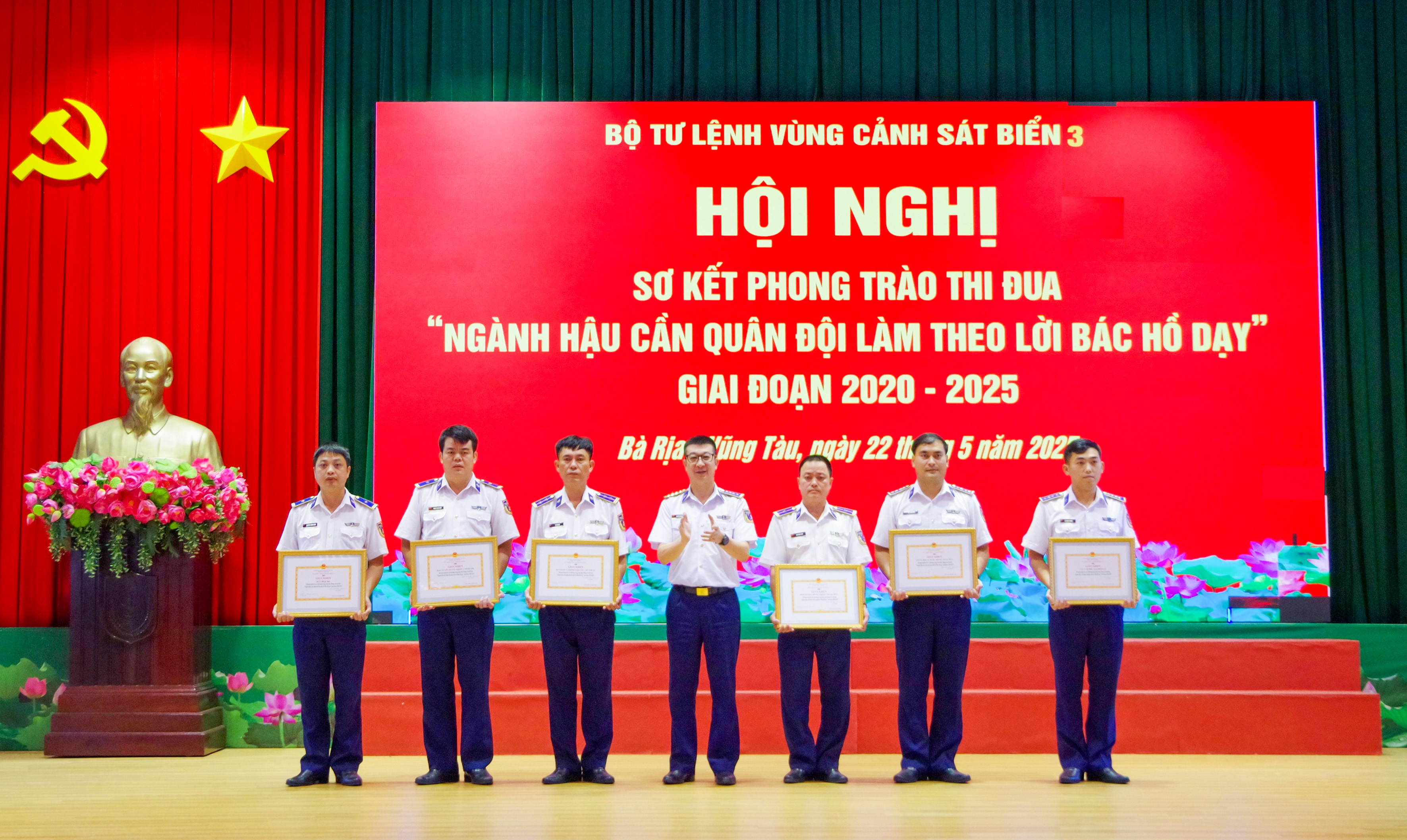 Đại tá Nguyễn Minh Khánh, Phó Tư lệnh, Tham mưu trưởng Bộ Tư lệnh Vùng Cảnh sát biển 3 trao khen thưởng cho các tập thể.