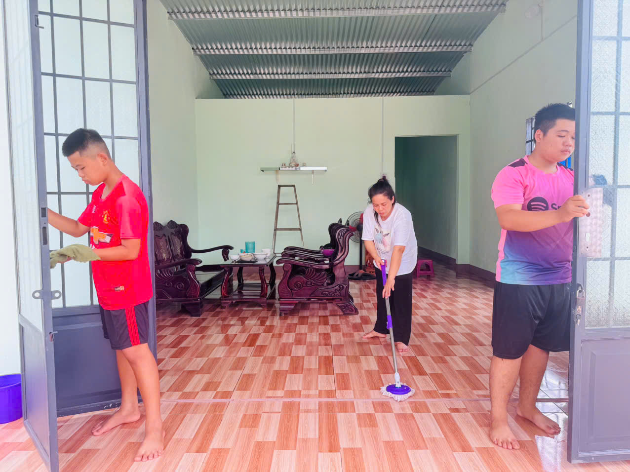 Ba mẹ con chị Phạm Thị Thu Hương, khu phố Vinh Thanh, TT.Ngãi Giao dọn dẹp căn nhà đại đoàn kết vừa hoàn thiện trung tuần tháng 5 do MTTQ huyện Châu Đức hỗ trợ kinh phí xây dựng.