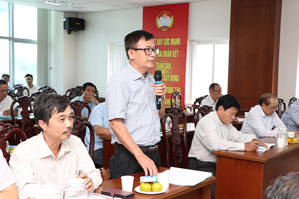 Luật sư Lưu Văn Tám, Phó Chủ nhiệm Đoàn Luật sư tỉnh phát biểu ý kiến tại hội nghị.