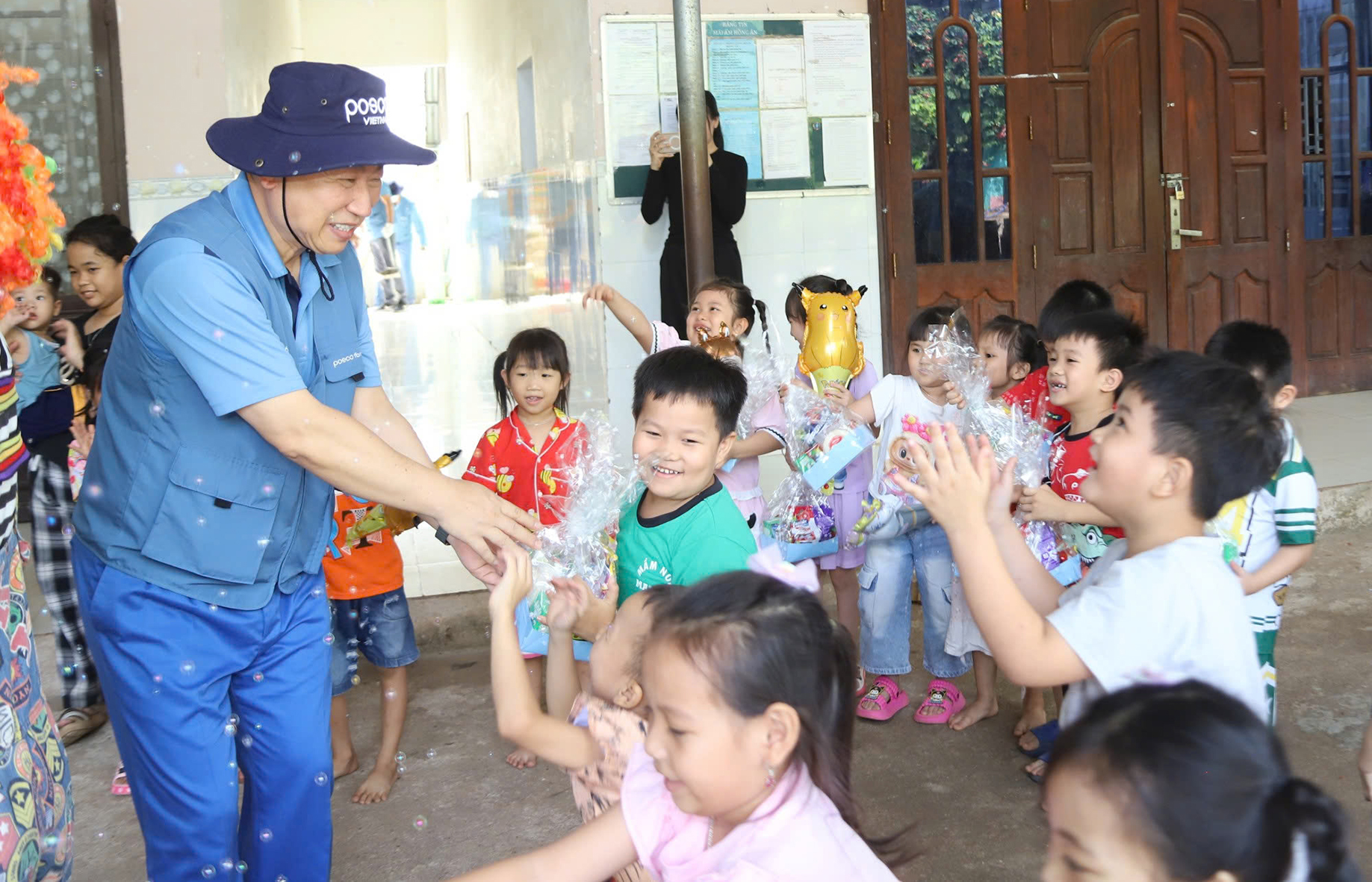 Ông Suh Jong Duk, Tổng Giám đốc Posco Việt Nam tặng quà trẻ em đang được nuôi dưỡng tại mái ấm Hồng Ân.