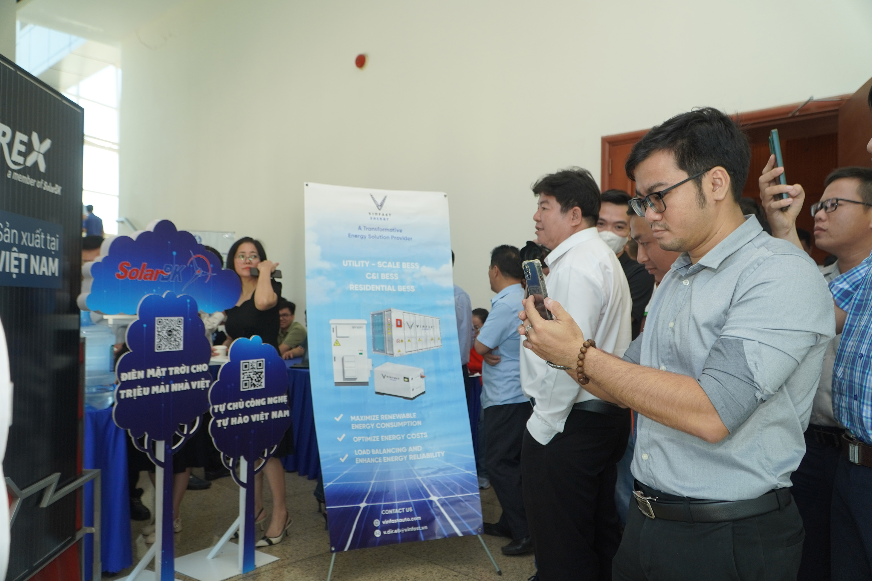 Đại diện DN tham khảo mô hình, giải pháp tiết kiệm điện tại hội thảo giải pháp chuyển đổi xanh do Sở Công Thương tổ chức đầu tháng 5/2025.