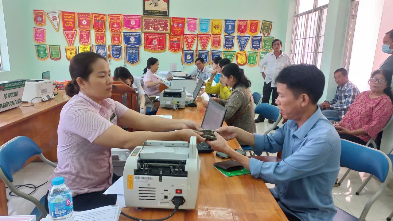 Người dân xã Sông Xoài (Phú Mỹ) vay vốn từ NHCSXH