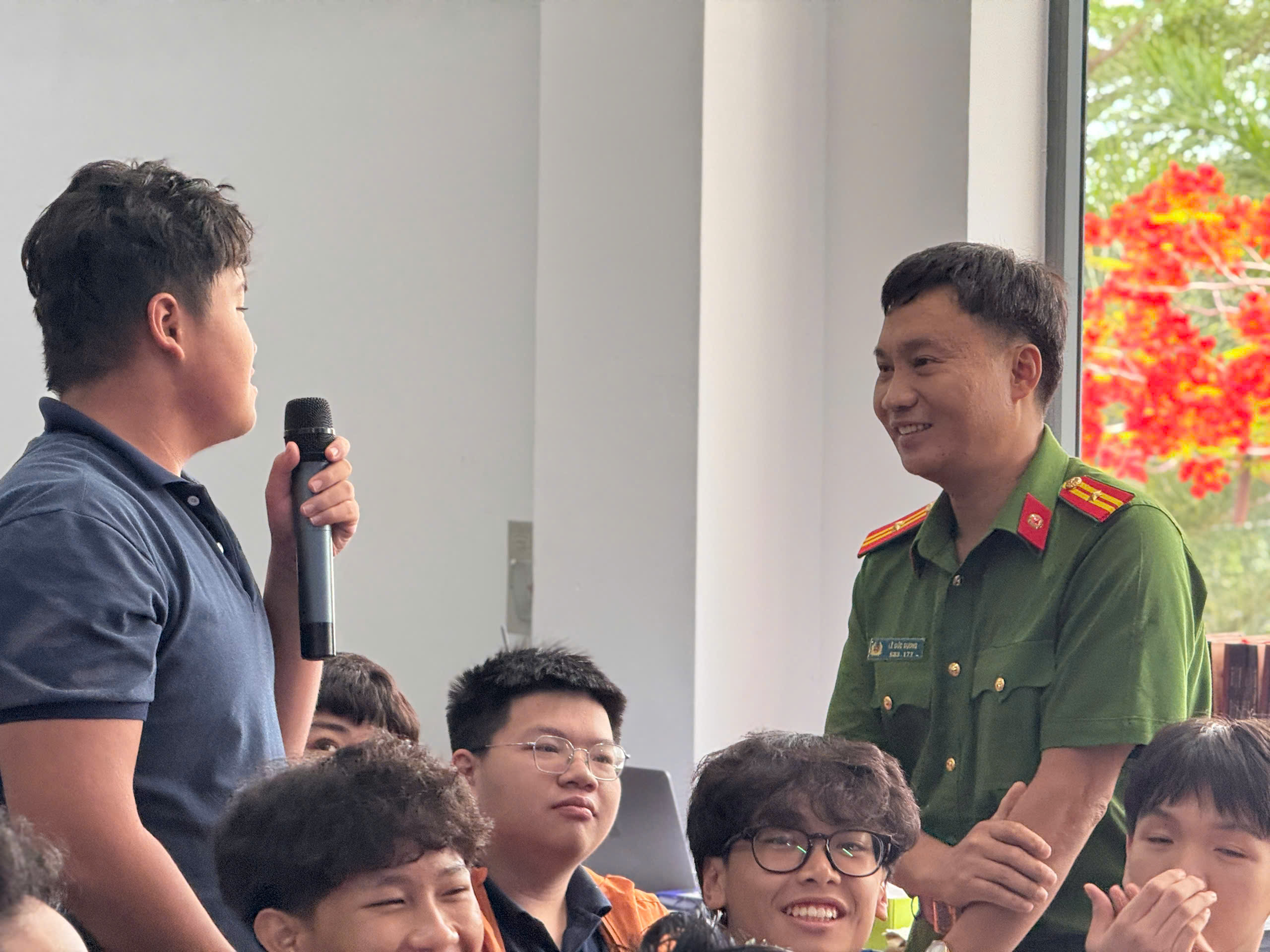 Học sinh và cán bộ Công an tỉnh tương tác các câu hỏi về tác hại của ma túy. 