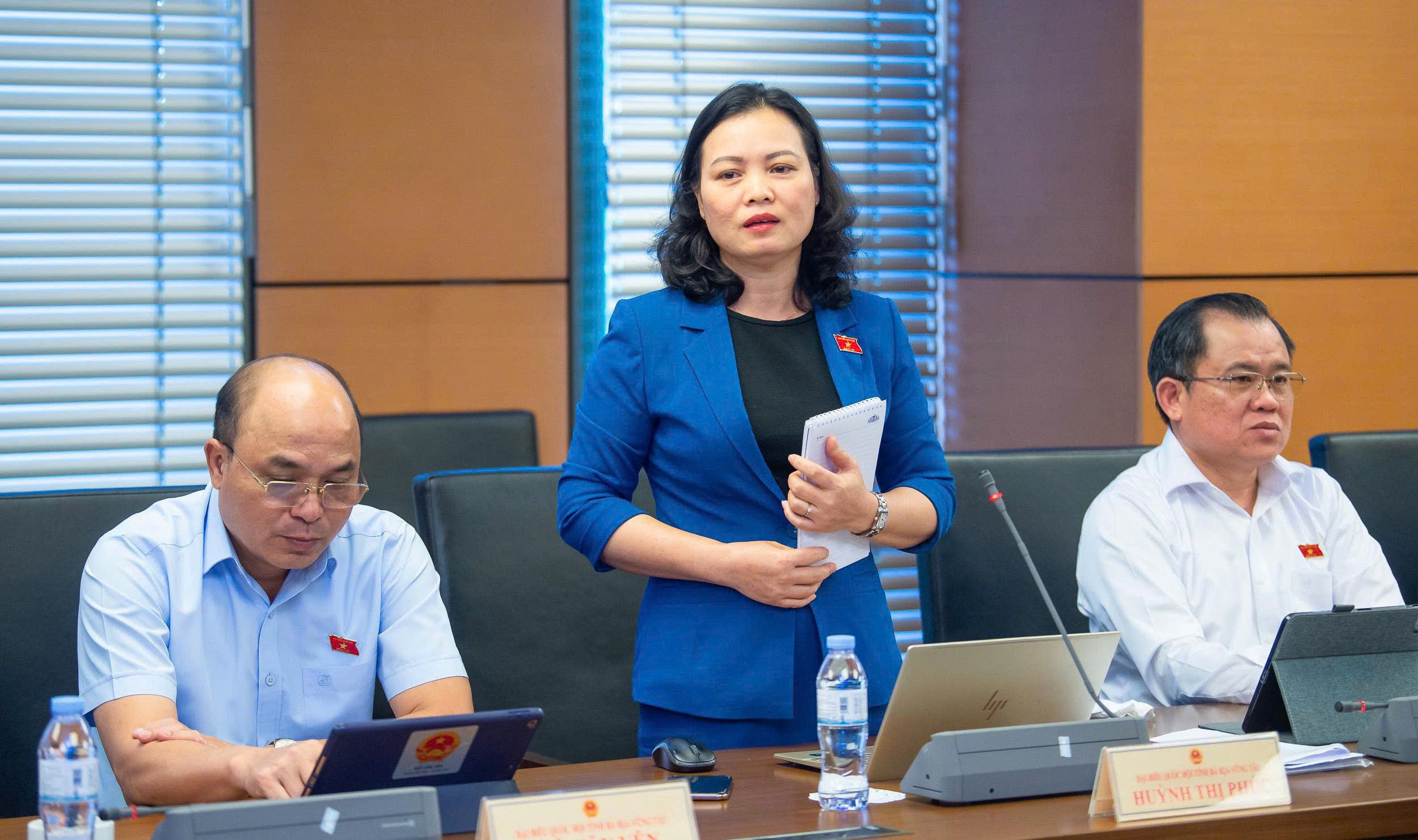 Đại biểu Huỳnh Thị Phúc, Phó Trưởng Đoàn ĐBQH tỉnh: “Tăng cường kiểm soát chất lượng hàng hóa thiết yếu, bảo vệ sức khỏe Nhân dân và duy trì ổn định thị trường”.