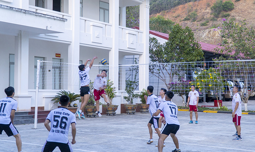 Sau những giờ trực, thực hiện nhiệm vụ, cán bộ chiến sĩ các tàu thuộc Vùng Cảnh sát biển 3 chơi bóng chuyền, rèn luyện thể lực, tăng cường tinh thần đoàn kết trong đơn vị.