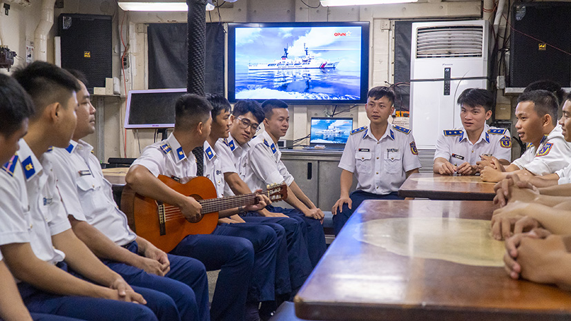 Bên cạnh hoạt động thể dục thể thao, các hoạt động văn hóa, văn nghệ tại các tàu trực cảnh sát biển cũng góp phần làm phong phú đời sống tinh thần bộ đội.