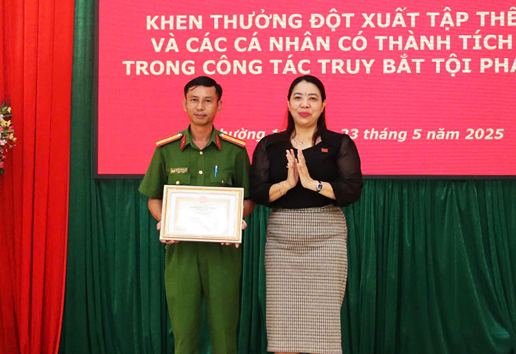 Lãnh đạo UBND phường 11, khen thưởng đối với tập thể Công an phường 11.