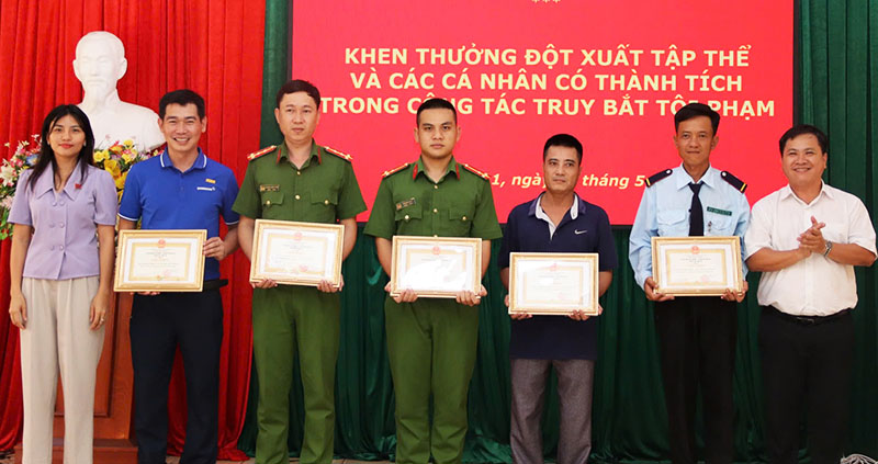 Lãnh đạo UBND phường 11, khen thưởng đối với các cá nhân. 