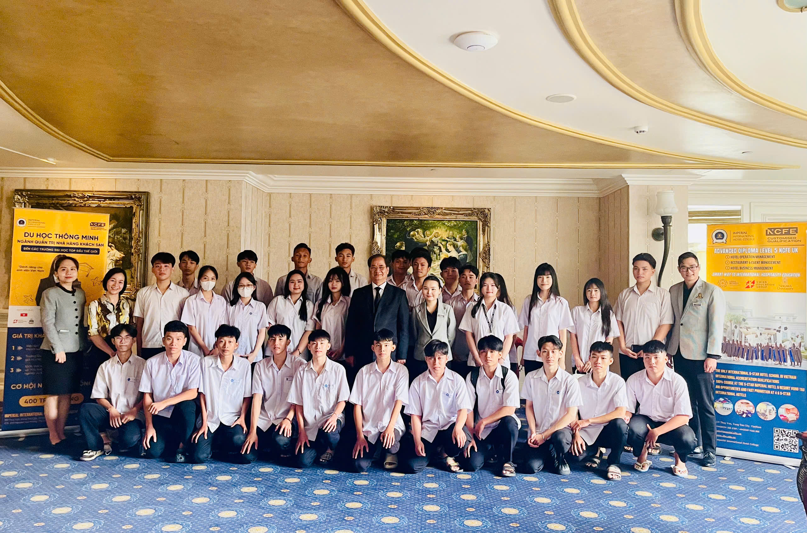 Các em học sinh chụp hình lưu niệm với GS. TS. Đào Mạnh Hùng, Hiệu trưởng nhà trường.