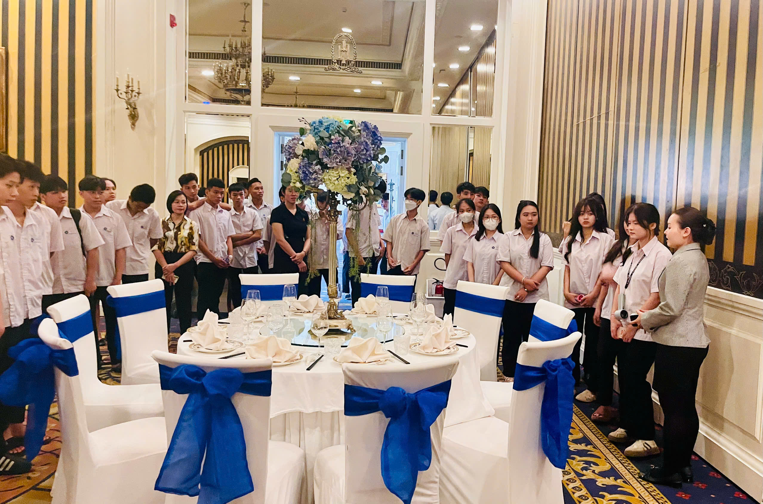 Các em học sinh tham quan khu vực thực hành của trường.