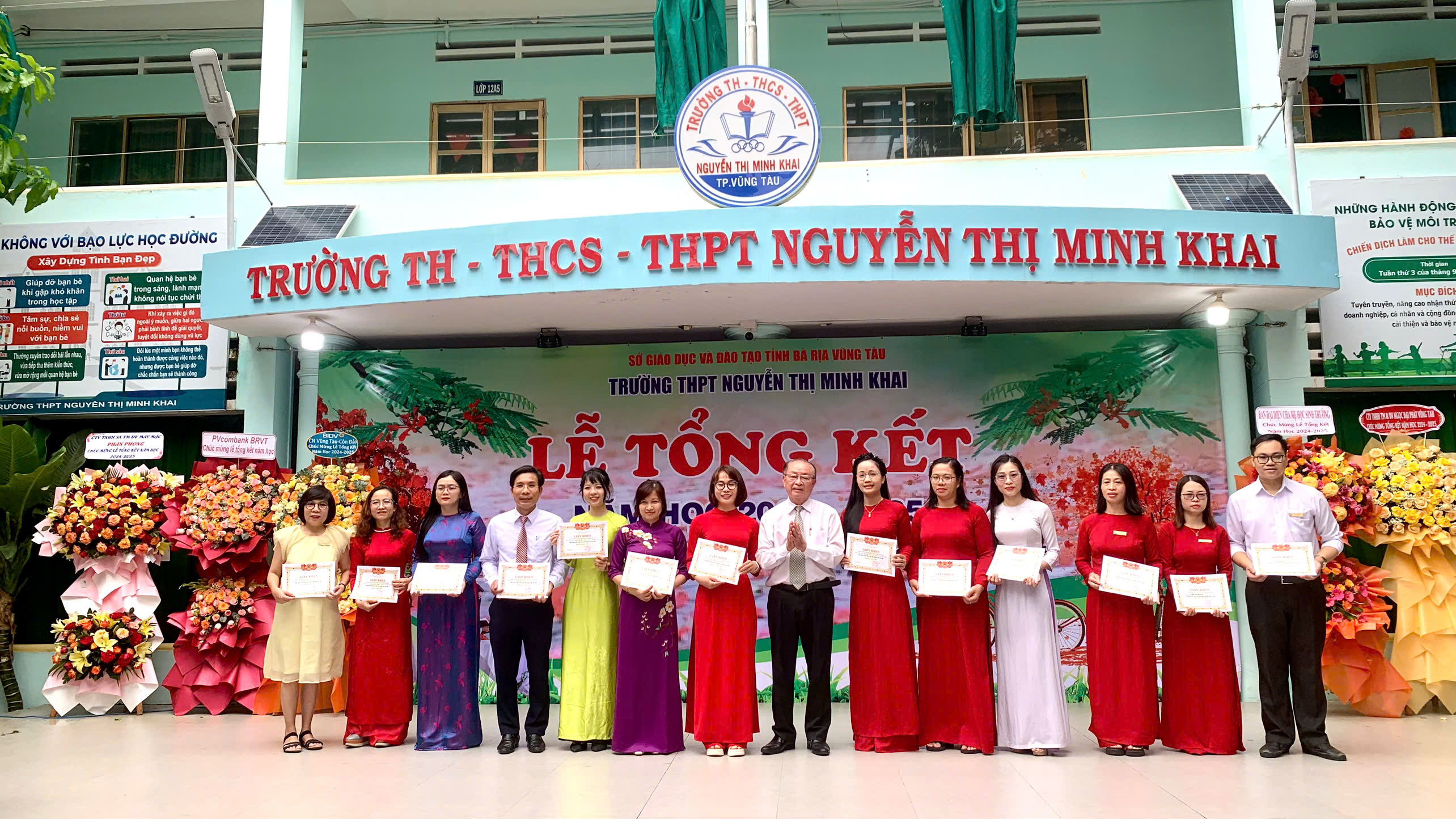 Nhân dịp tổng kết năm học, Trường THPT Nguyễn Thị Minh Khai khen thưởng giáo viên đạt thành tích cao trong giảng dạy.