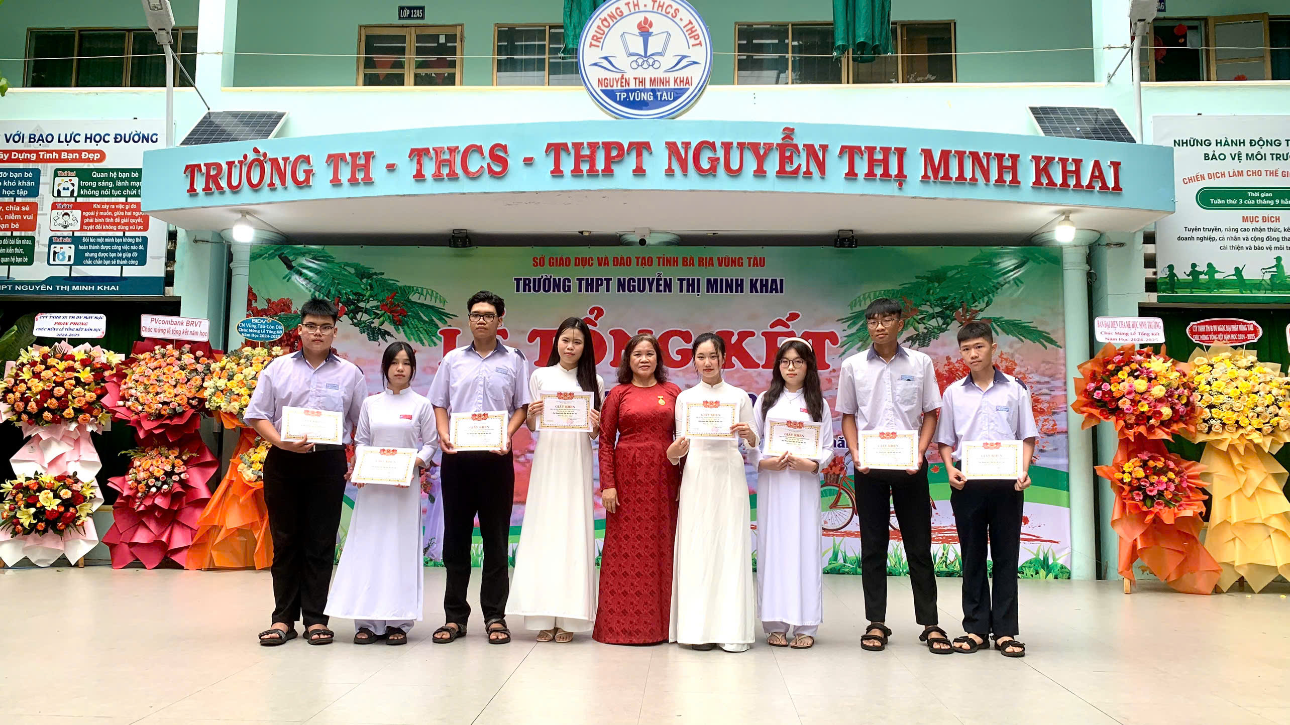 Các em học sinh đạt thành tích cao trong học tập được nhà trường khen thưởng.
