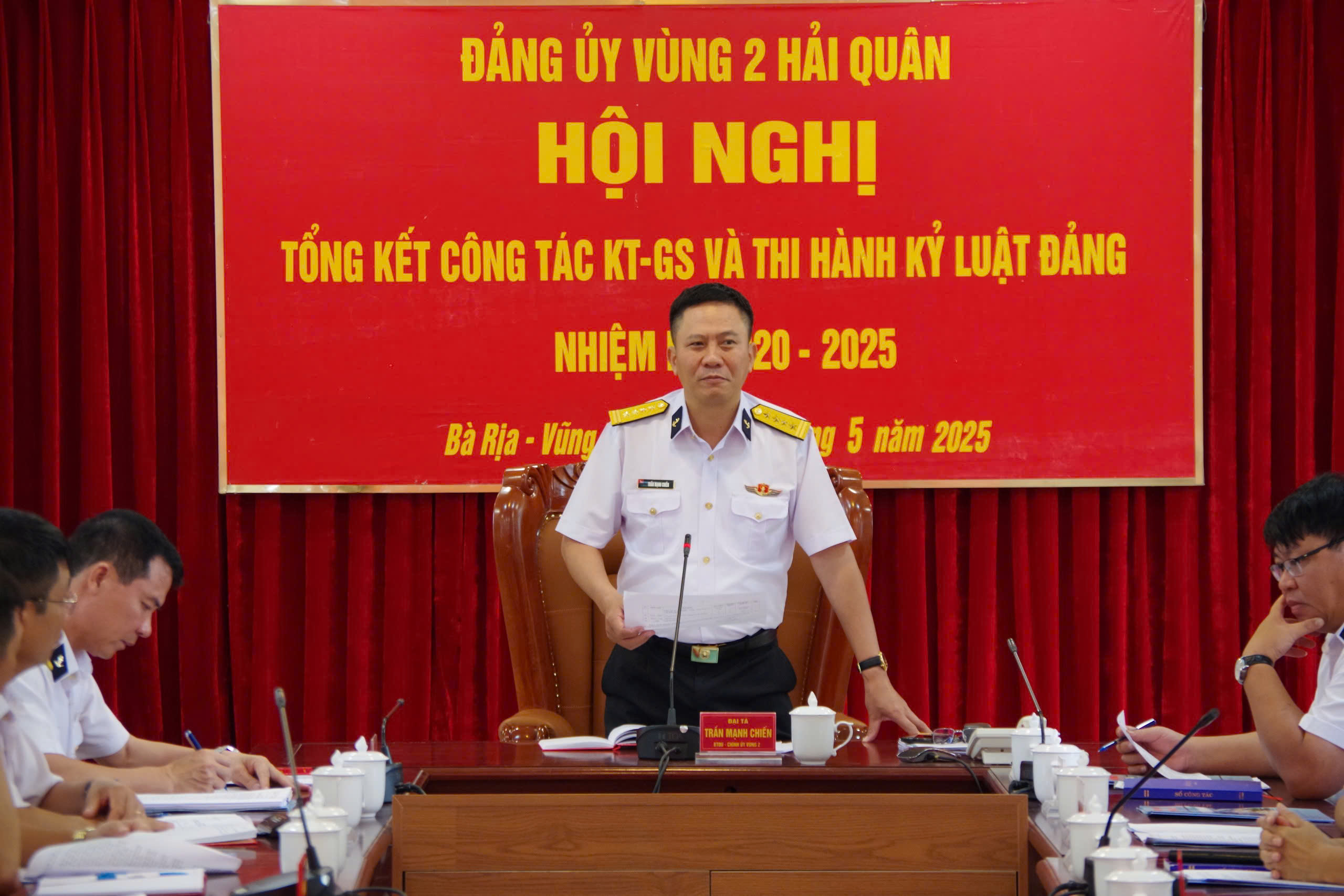 Đại tá Trần Mạnh Chiến, Bí thư Đảng ủy, Chính ủy Vùng 2 Hải quân phát biểu kết luận hội nghị.