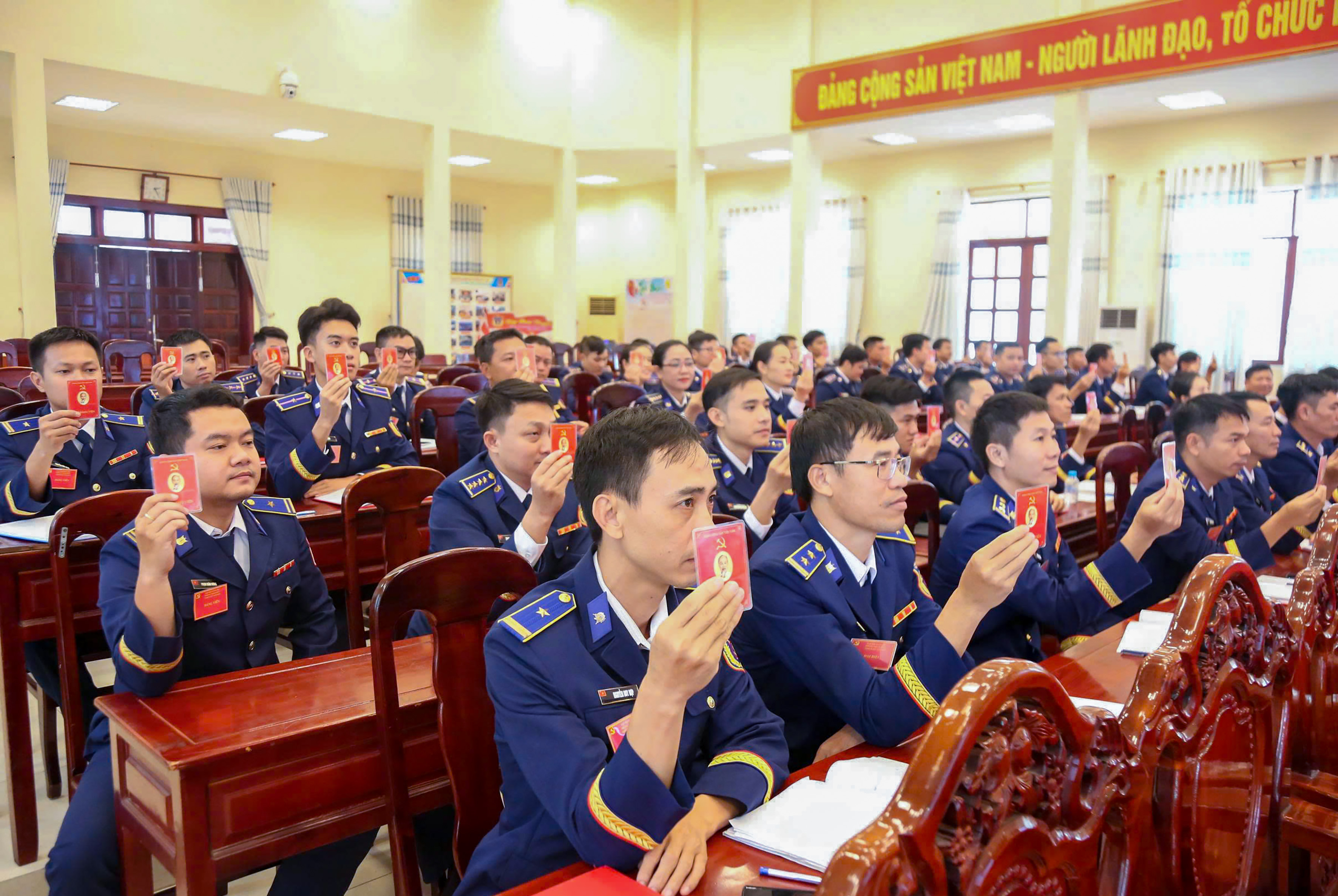 Các đại biểu biểu quyết thông qua Nghị quyết Đại hội.
