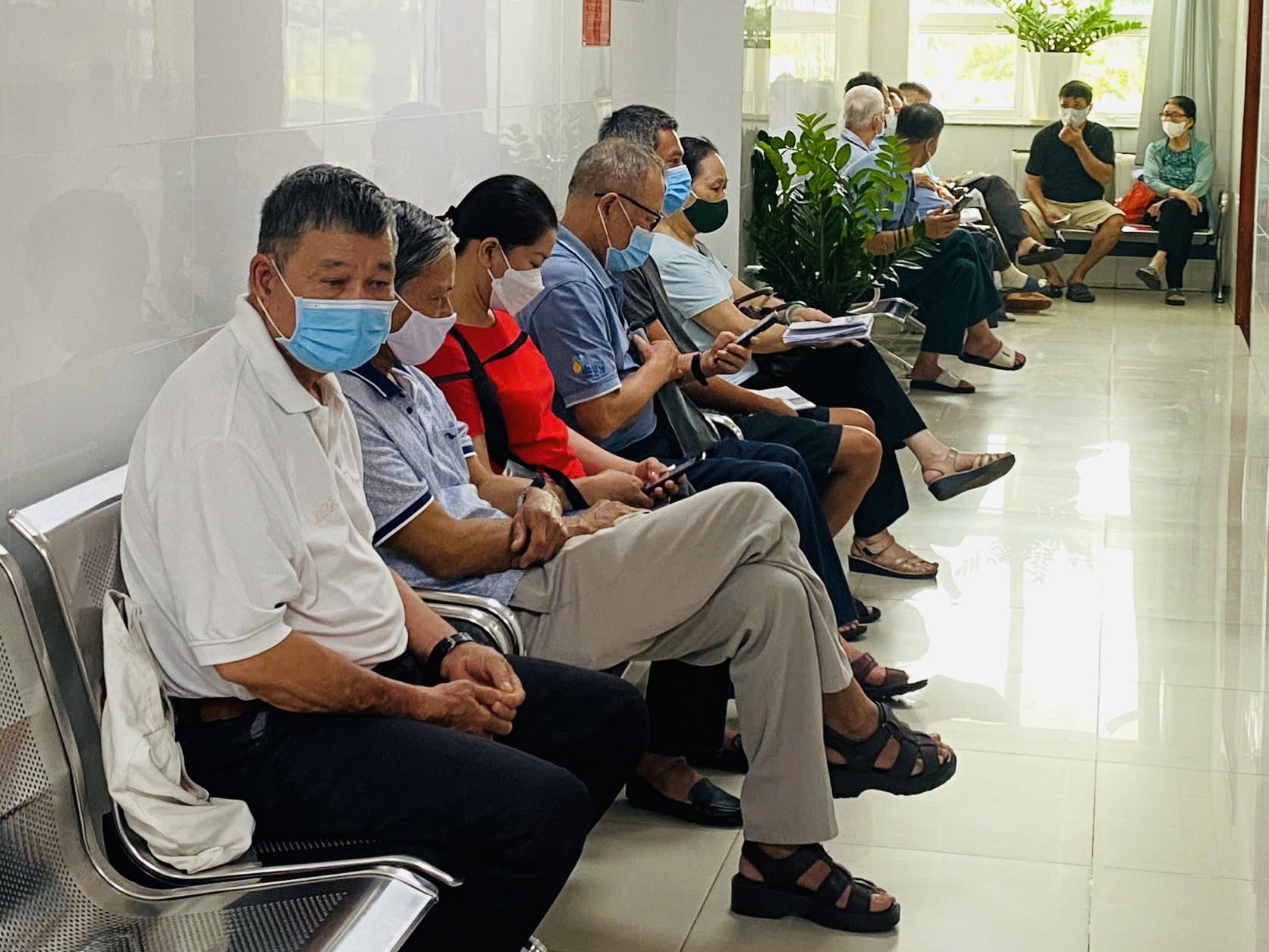 Ngành y tế khuyến cáo người dân đeo khẩu trang khi đến các địa điểm công cộng  như cơ cơ y tế, trên phương tiện giao thông.